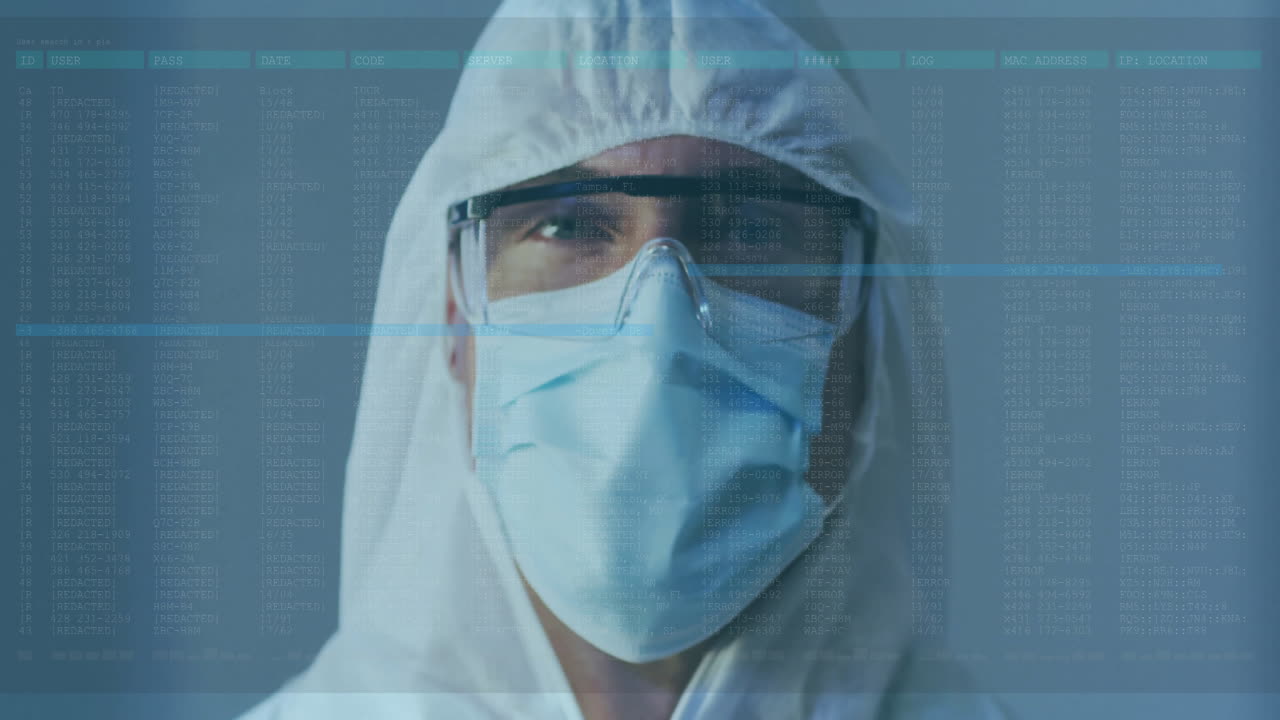 Tecnico uomo che indossa una tuta protettiva in piedi in un laboratorio di cybersecurity, con flussi di codice fluttuanti