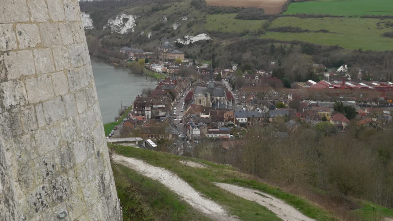 Vista del castello da Les Andelys, con panorama su fiume, campi e villaggio.
