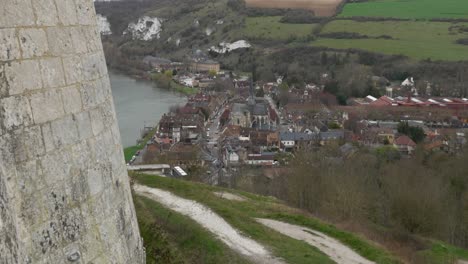 Blick-Auf-Die-Burg-Von-Les-Angelys-Mit-Blick-Auf-Das-Flussland-Und-Das-Dorf