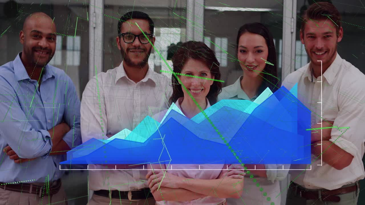Animación de gráficos sobre diversos empresarios sonriendo a cámara.