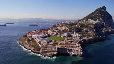 Vista-Aérea-Del-Punto-Europa-De-Gibraltar-Con-Faro