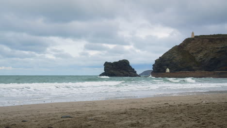 Vista-Panorámica-De-Las-Olas-Rompiendo-A-Lo-Largo-De-La-Playa-De-La-Costa-De-Portreath-En-Cornualles