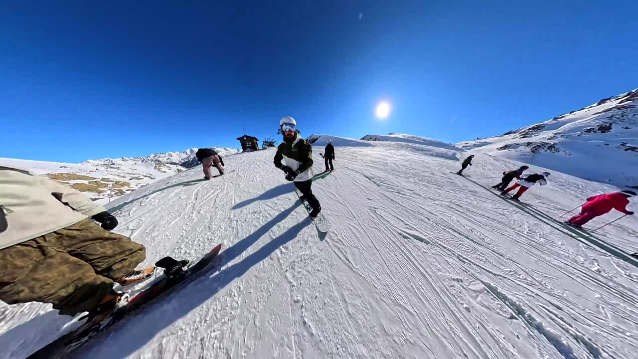 Snowboard in una giornata di sole in montagna