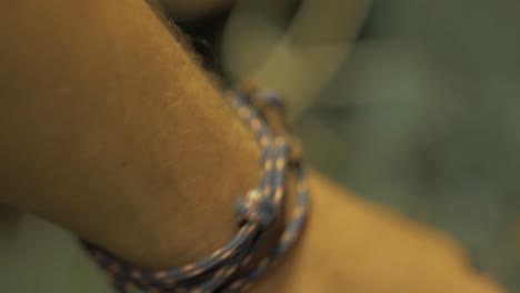 Pulsera-De-Ancla-Hecha-A-Mano-En-La-Muñeca-Del-Hombre