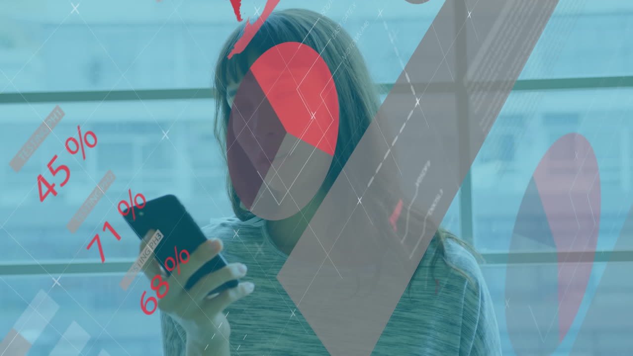 스마트폰을 사용하는 두 인종의 사업가 여성에 대한 금융 데이터 처리 애니메이션