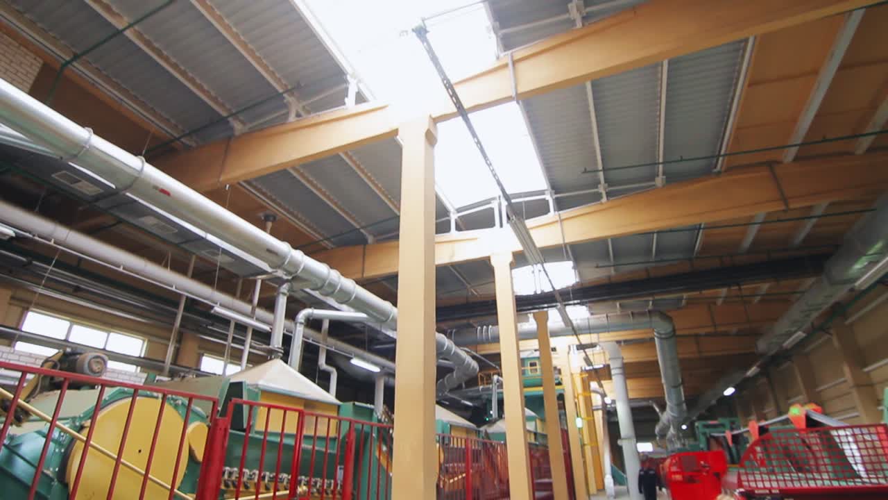 Intérieur d'usine moderne. Machine automatisée en fonctionnement dans l'usine
