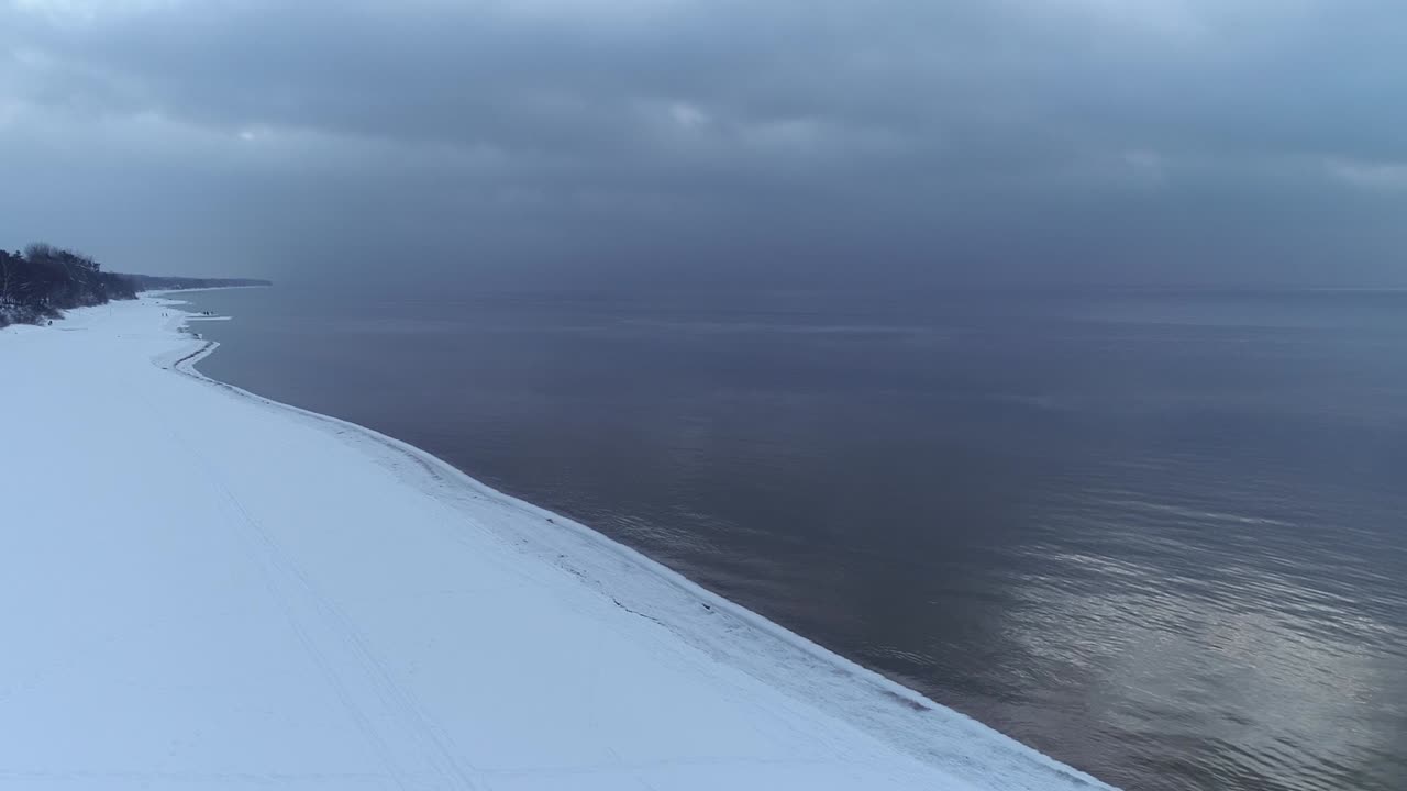 замерзший заснеженный берег моря в холодный зимний день