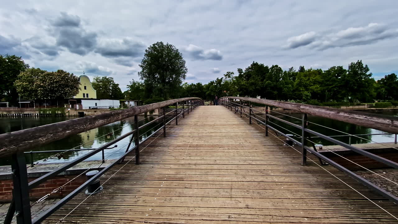 Pemandangan dari Jembatan Kayu Muhlensteg di Atas Sungai di Landshut, Jerman. - bidikan lebar