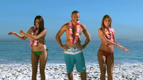 amigos agitando sus brazos como un gesto hawaiano