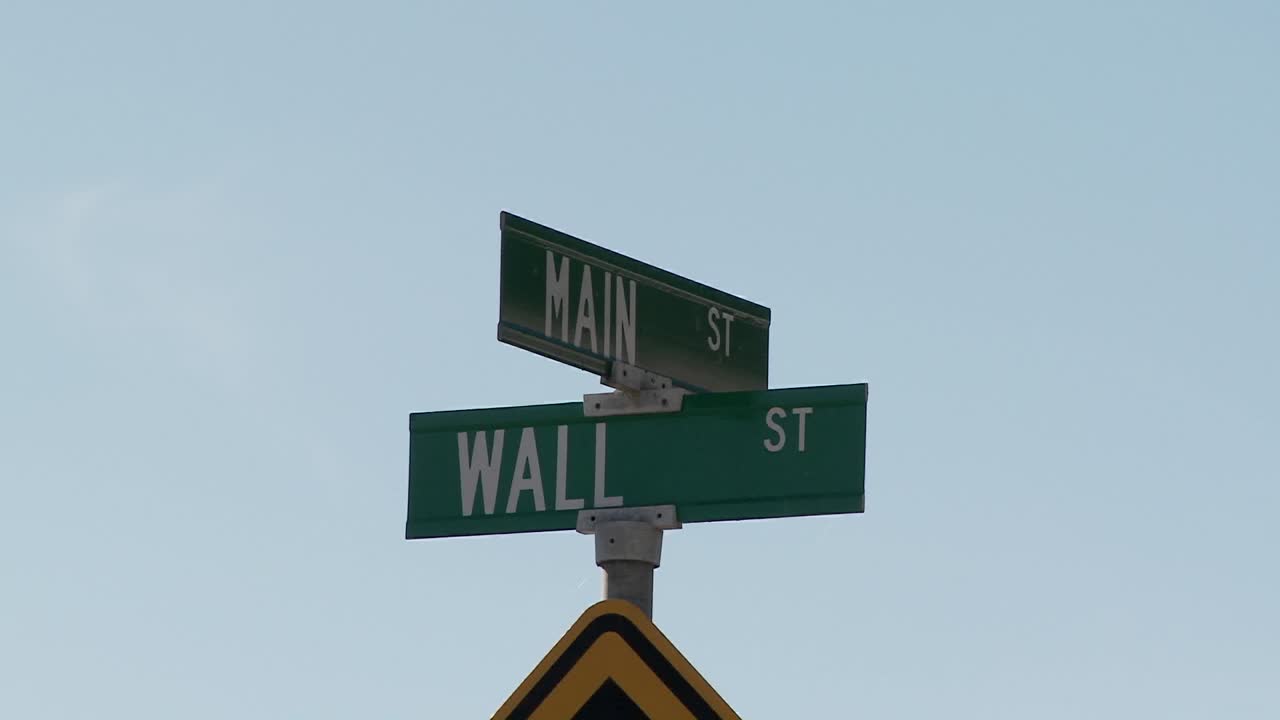 un cartel de calle indica la intersección de las calles principal y mural 5