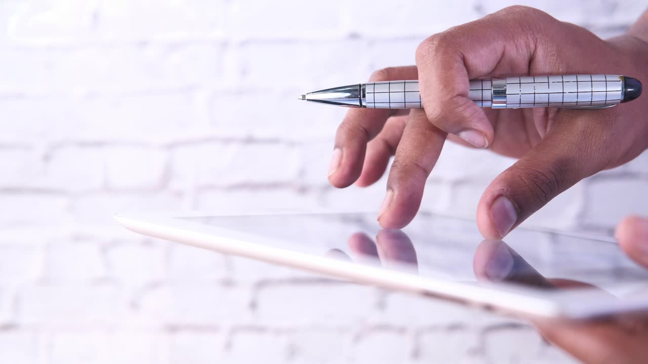 persona que utiliza una tableta