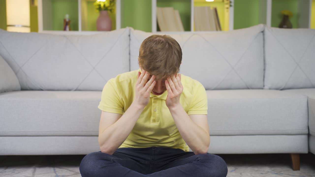 사려 깊고 혼란스러운 젊은이.