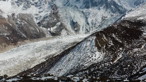 Toma-Aérea-De-Las-Montañas-Y-El-Glaciar-Rakhiot-Por-El-Campamento-Base-De-Nanga-Parbat