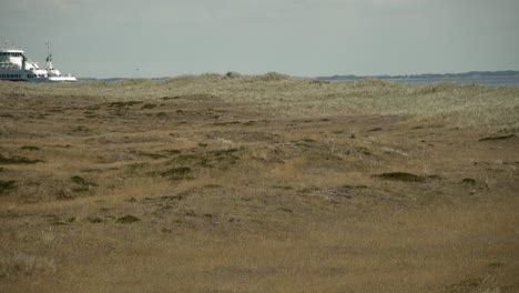 Fähre-Auf-Sylt-Fährt-Nach-List-Mit-Der-Düne-Im-Vordergrund