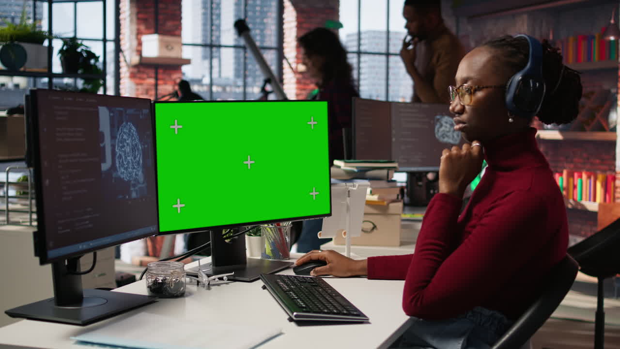 monitor di computer modello utilizzato dal dipendente che sviluppa sistemi ai