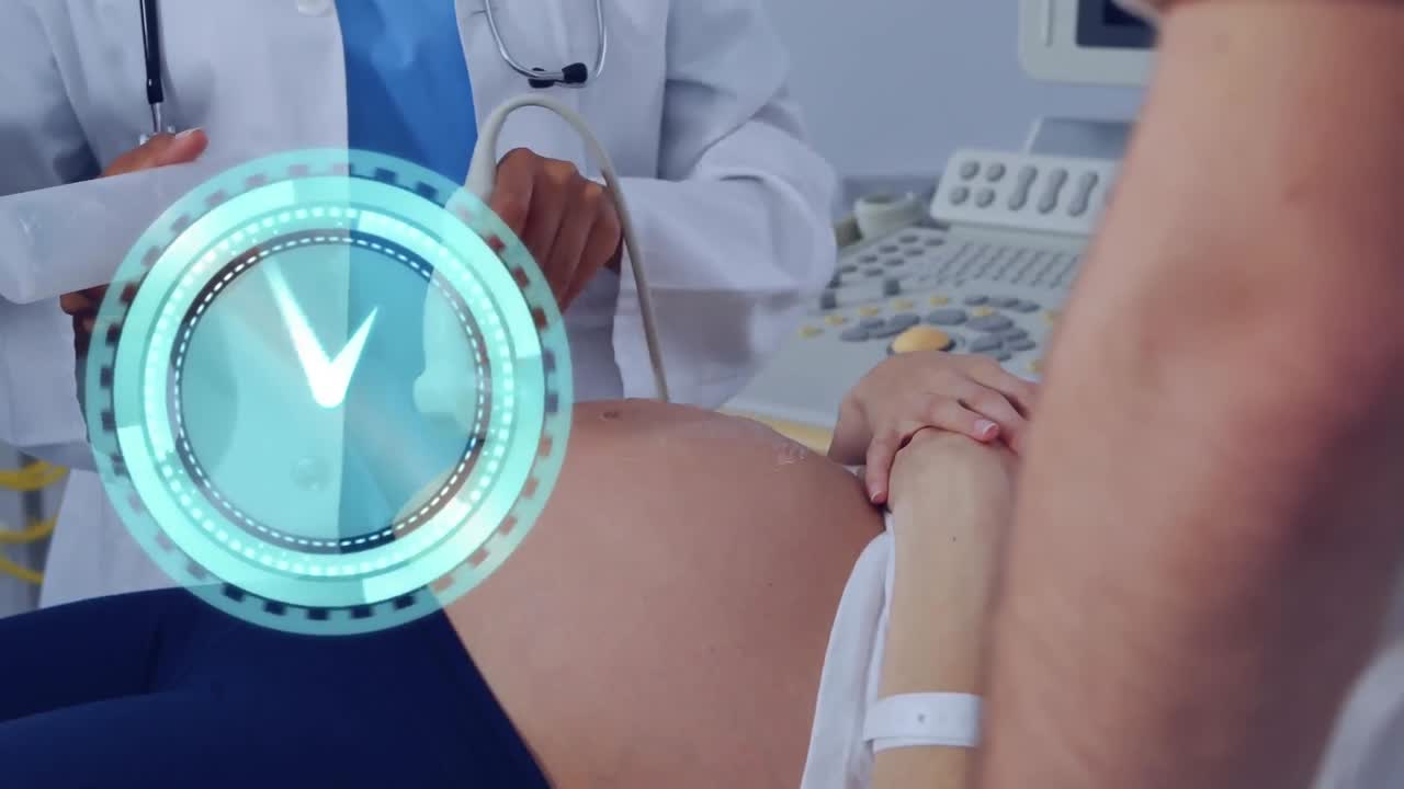 Orologio con lancette in movimento su una dottoressa multietnica e una paziente incinta durante un'ecografia.