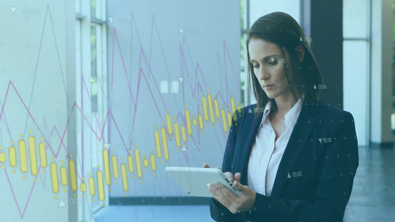 animación del procesamiento de datos financieros sobre una mujer de negocios caucásica usando una tableta en la oficina.