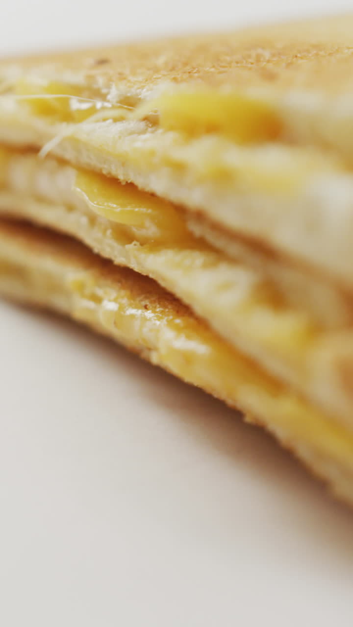 색 배경 에 새로 준비 된 치즈   샌드위치 의 클로즈업 비디오