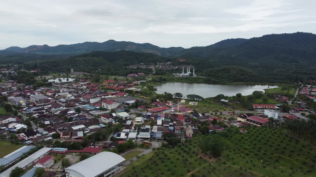 vista aérea de la pequeña ciudad de serdang con el lago