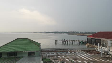 Vista-Panorámica-Desde-El-Templo-Con-Vistas-Al-Muelle-De-Barcos-De-Pesca-Khao-Sam-Muk,-El-Agua-Y-El-Pueblo-En-Chonburi,-Tailandia