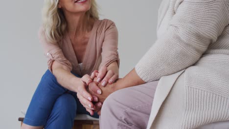 dos parejas de ancianos diversos sentados en círculo teniendo una conversación de terapia en casa