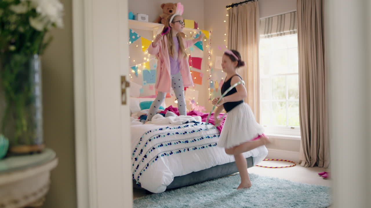 chicas adolescentes divertidas bailando juntas en el dormitorio mejores amigas divirtiéndose celebrando disfrutando de un fin de semana juguetón en casa