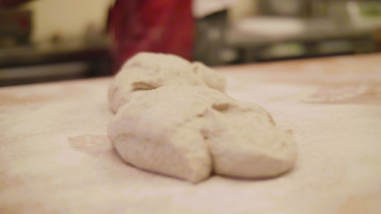 panadería pesando la masa y poniéndola en la mesa