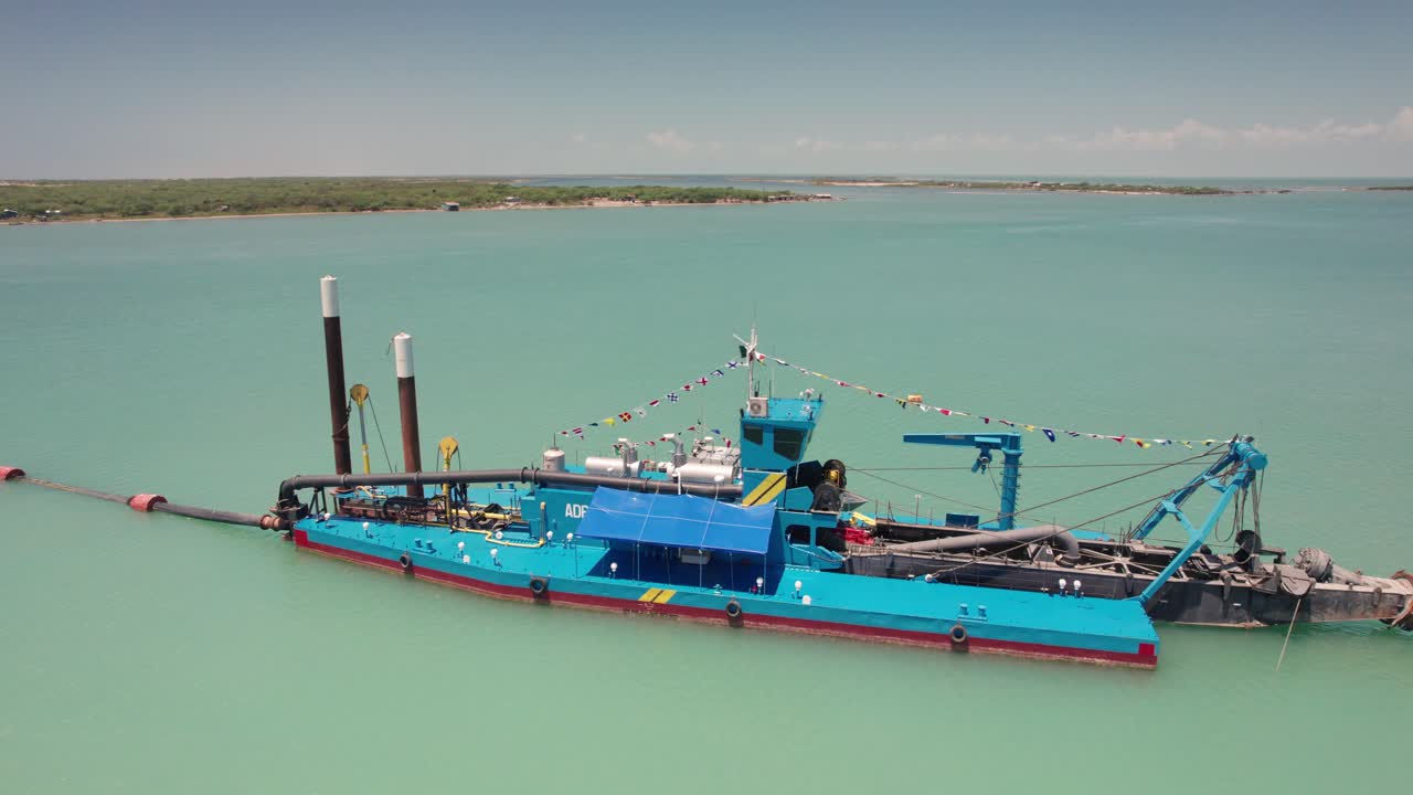 멕시코 만 에 있는 마타모로스 에서 모래 를 파고드는 배 가 완전 히 작동 하고 있다