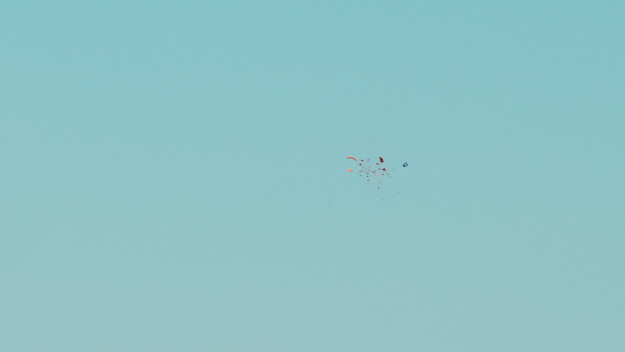 스케이트 슈팅 총알은 오렌지 점토 표적과 충돌하고 극도로 느린 동작으로 공중에서 당겨서 카메라를 향해 날아가는 총알 어리로 폭발합니다.