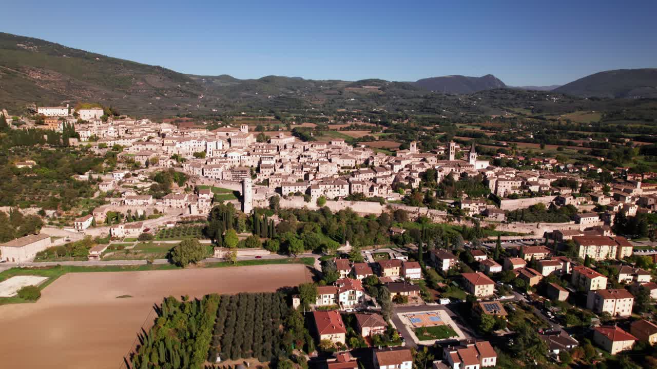 Rivelazione aerea con tilt-up di Spello, una piccola città medievale in Umbria, Italia
