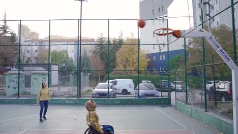 Joven-Discapacitado-Jugando-Baloncesto-Con-Su-Novia.