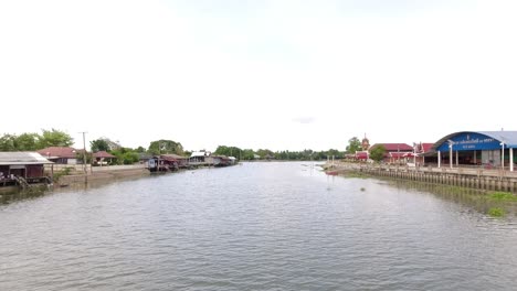 Vista-Desde-Un-Puente-Peatonal-Sobre-El-Río-Mae-Klong-En-Tailandia