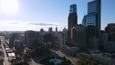 Ausgezeichnete-Luftaufnahme,-Die-Sich-Durch-Wolkenkratzer-In-Philadelphia,-Pennsylvania-Bewegt