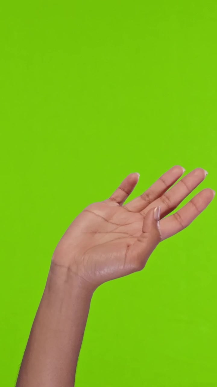 Mano afroamericana che saluta e fa un gesto di benvenuto su sfondo green screen