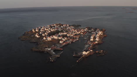 Vista-Aérea-De-La-Isla-Y-El-Pueblo-Pesquero-De-Åstol,-Suecia.