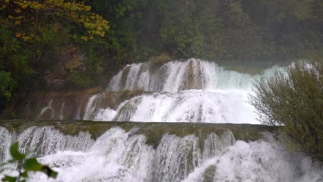 Vista-Más-Cercana-De-Una-Serie-De-Cascadas-Con-Niebla-Que-Sopla-En-El-Parque-Nacional-Krka-En-Croacia-A-¼-De-Velocidad