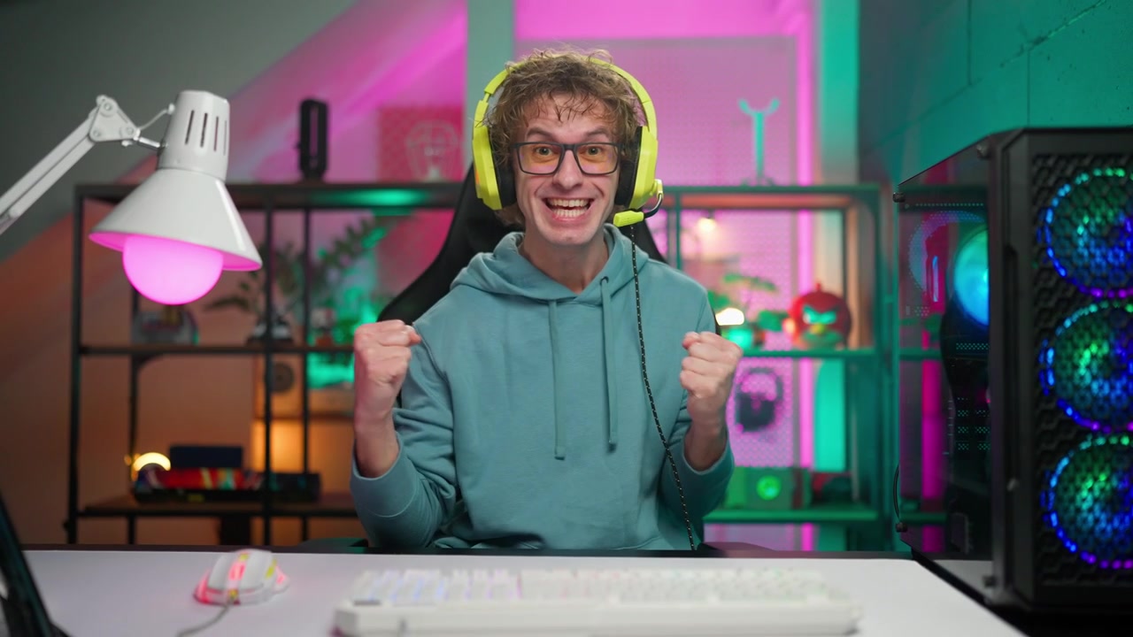 Giovane gamer che celebra la vittoria mentre fa streaming online