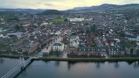 Luftpanoramaaufnahme-Typischer-Gebäude-In-Einem-Stadtviertel-Am-Fluss