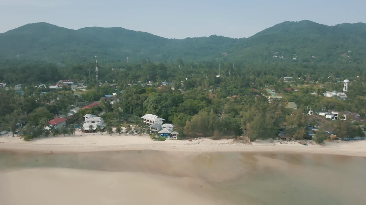 impresionantes imágenes de drones de los resorts, montañas y hermosas playas a lo largo de koh phangan, tailandia