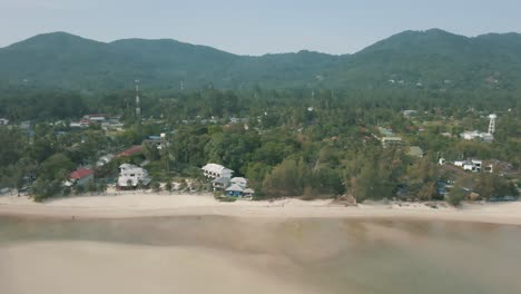 Impresionantes-Imágenes-De-Drones-De-Los-Centros-Turísticos,-Las-Montañas-Y-La-Hermosa-Playa-De-Koh-Phangan,-Tailandia