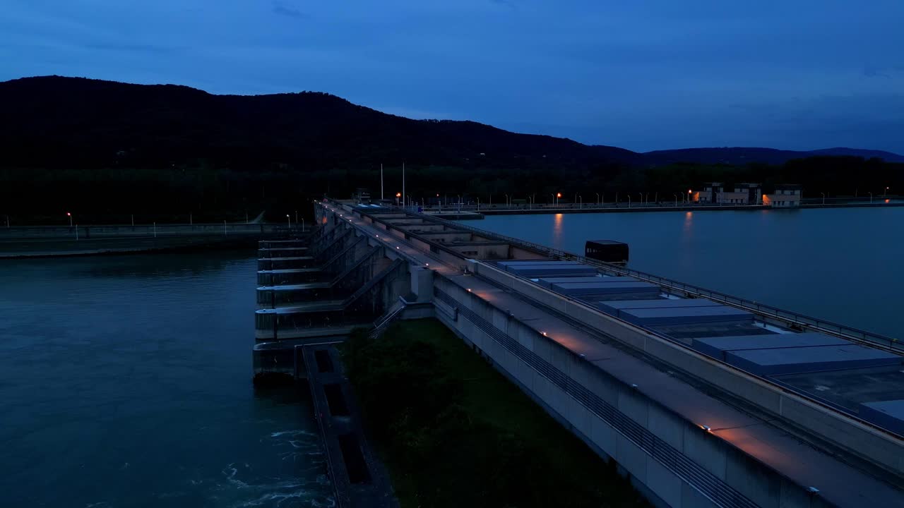 밤에 다뉴브 수력 발전소의 구조 - 드론 촬영