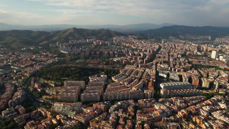 vista aérea del horizonte urbano de barcelona al atardecer. cataluña, españa. barrio de nou barris