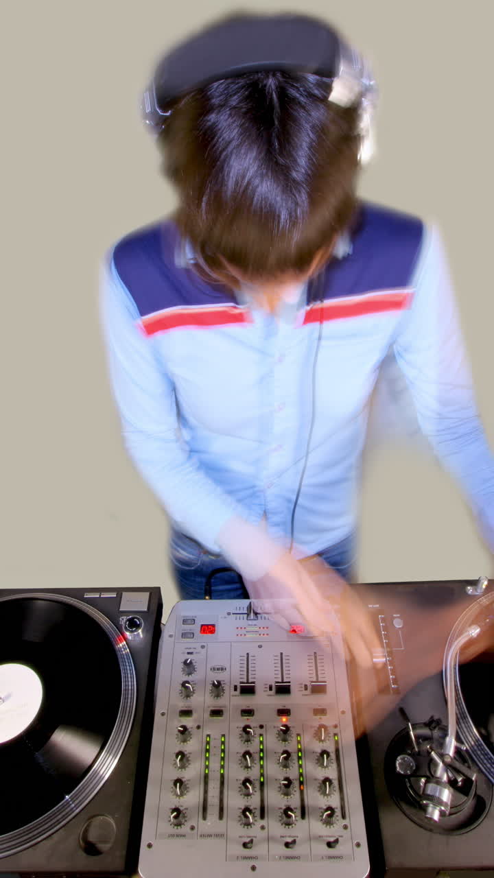 el video vertical de la mujer dj