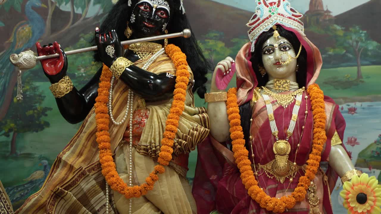 el ídolo de la deidad hindú señor krishna ha sido reemplazado dentro del templo