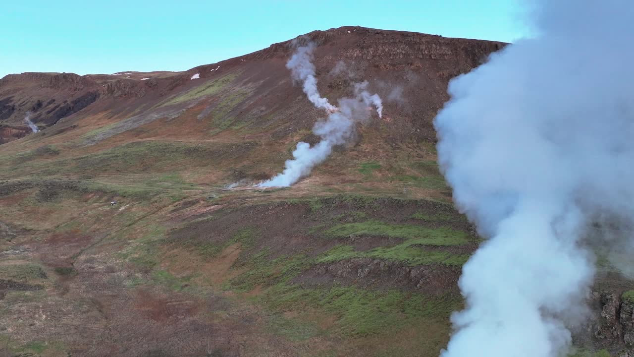 아이슬란드 남부의 코리르에 있는 지열 진 ⁇  연못 쪽으로 날아가고 있습니다.
