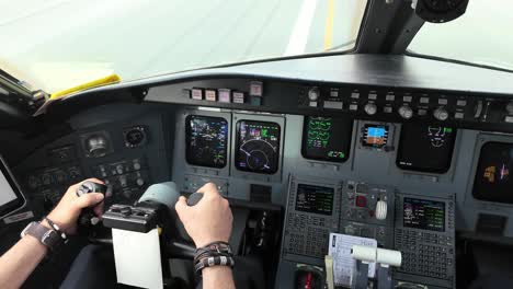 vista de despegue en tiempo real vista por el piloto en un avión de tamaño medio moderno