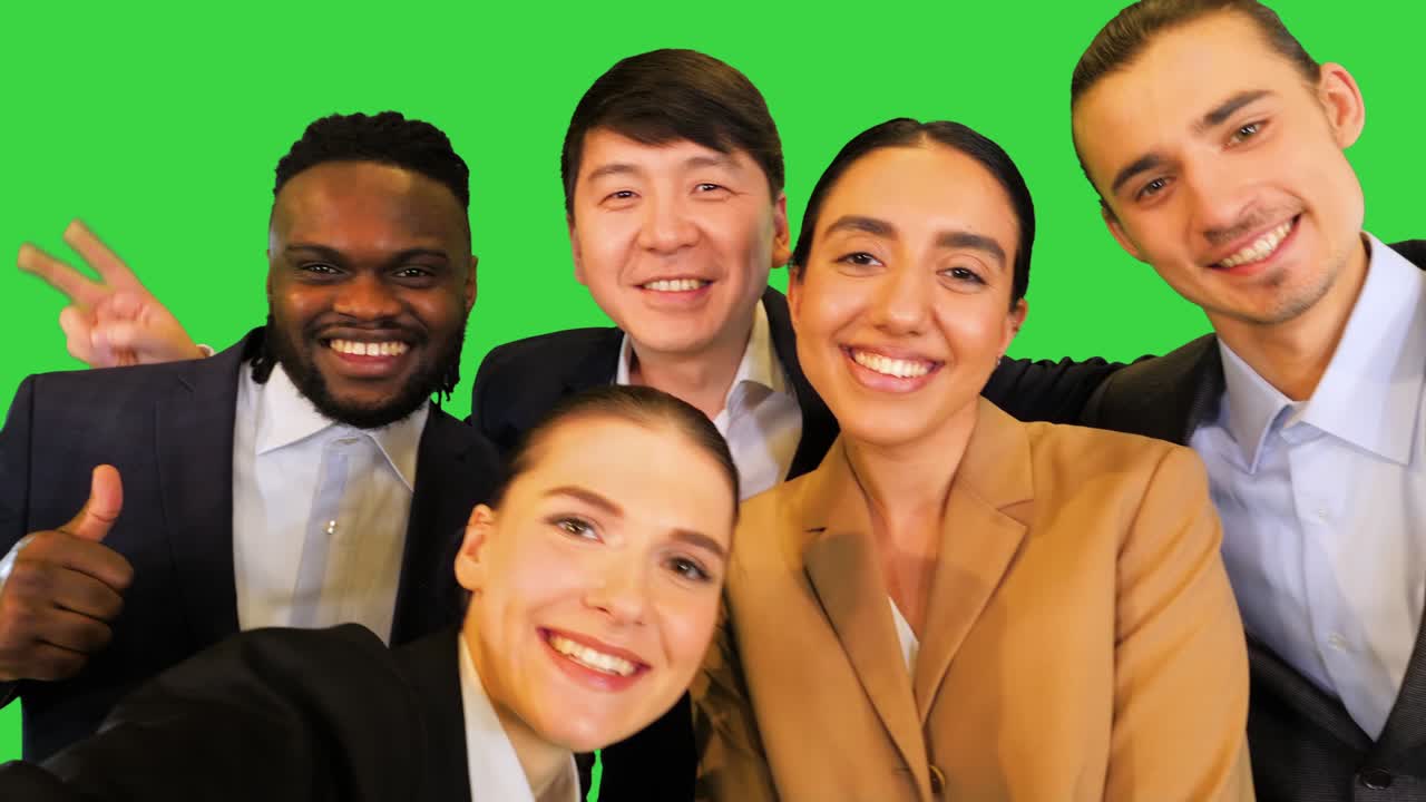 젊은 동료들은 셀피를 찍고 녹색 스크린, 크로마 키에 미소를 짓습니다.