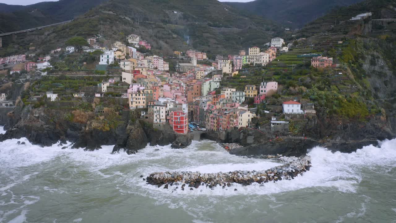 Veduta aerea di Riomaggiore, Cinque Terre, durante una mareggiata.