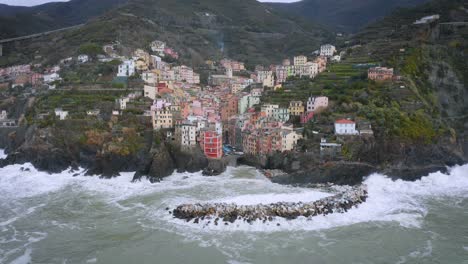 Vista-Aérea-De-Riomaggiore,-5-Terre,-Durante-Un-Mar-De-Tormenta