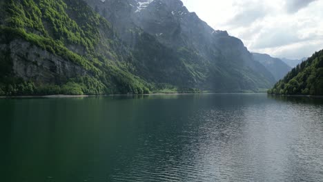 Lago-Klontalersee-Cantón-De-Glarus-En-Suiza